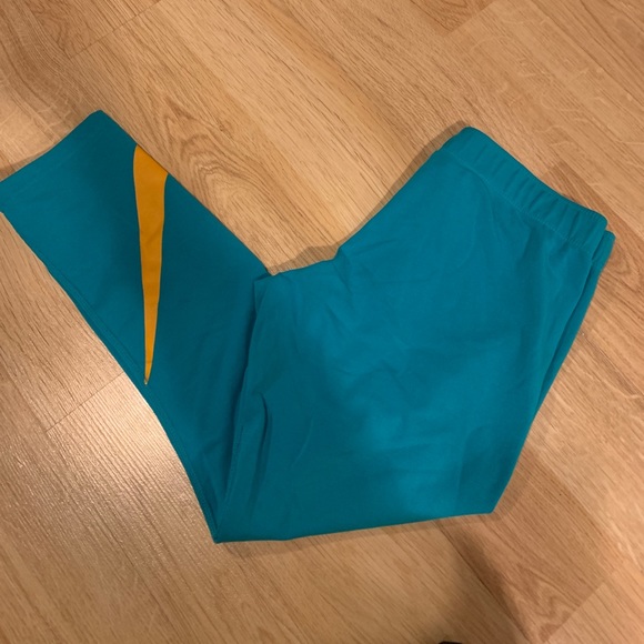 Nike Pants - Nike Legging (Capri)
